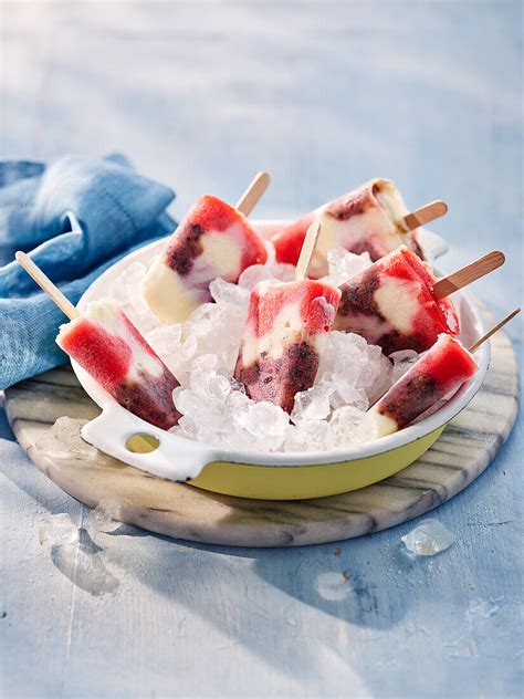 Beeren Joghurt Eis Am Stiel Bilder Kaufen 13532449 StockFood