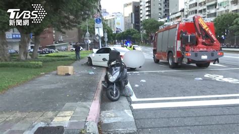 砰！闖紅燈連撞兩車 騎士遭輾送醫不治│車禍│死亡車禍│tvbs新聞網