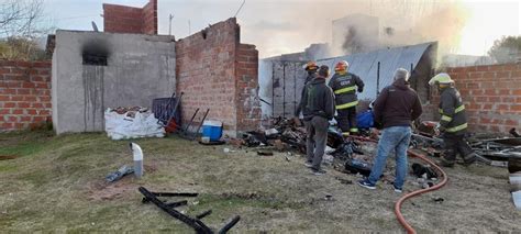 Un voraz incendio dejó sin hogar a una familia de Villa Elvira daños