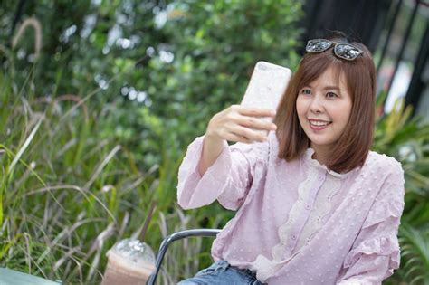 Premium Photo Portrait Asian Woman Taking Selfie In Coffee Shop