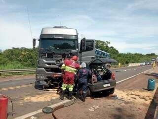 Colis O Frontal Entre Caminh O E Carro Na Br Mata Casal E Duas