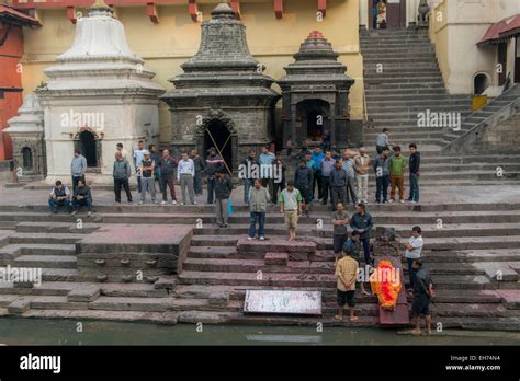 Pashupatinath Tempel Ghats Kathmandu Fotos Und Bildmaterial In Hoher