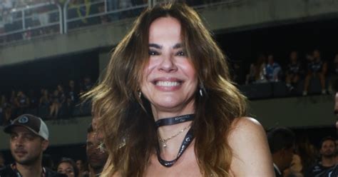 Ap S Revelar Ser Demissexual Luciana Gimenez Deixa Os Seios De Fora Em