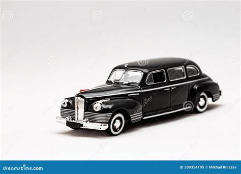 Modelo Em Miniatura De Um Carro Retr Russo Em Fundo Branco Imagem De