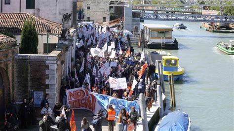 Centenas De Residentes Em Veneza Manifestam Se Contra Taxa De Entrada