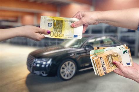 Coche Como Fondo Para Las Manos Femeninas Con Los Billetes De Banco