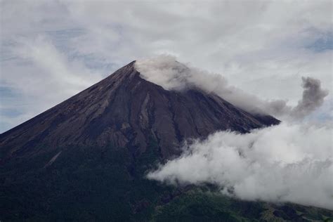 Gunung Semeru Erupsi Dua Kali Lontarkan Abu Vulkanik 500 Meter