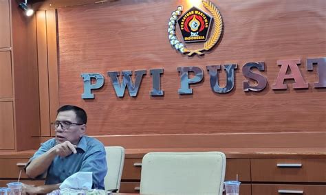 Dewan Kehormatan Berhentikan Ketua PWI Kubu Hendry CH Bangun Anggap