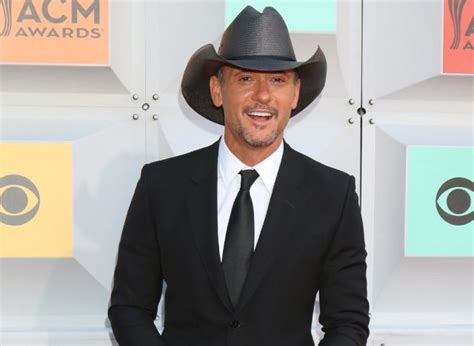 6 Ways Tim McGraw Stays Fit on the Road