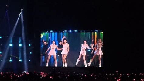 Konser BLACKPINK Hari Kedua Ditonton Ribuan Blink Ada Lautan Pink Di