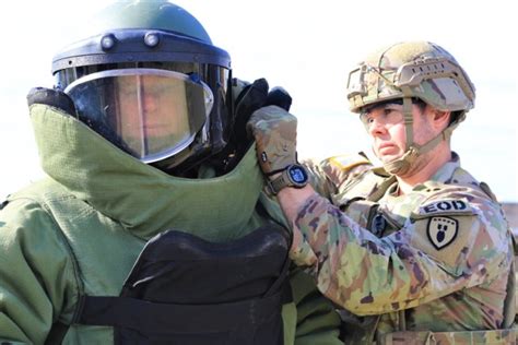 Us Army Explosive Ordnance Disposal Ncos Lead From Front For 80 Years