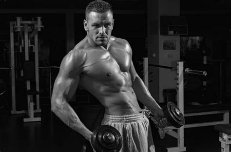 Exercícios de musculação dumbbells exercícios torso masculino seis