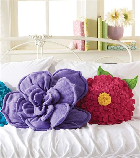 14” Fleece Flower Pillows Fleece Sewing Projects Fleece Crafts Sewing