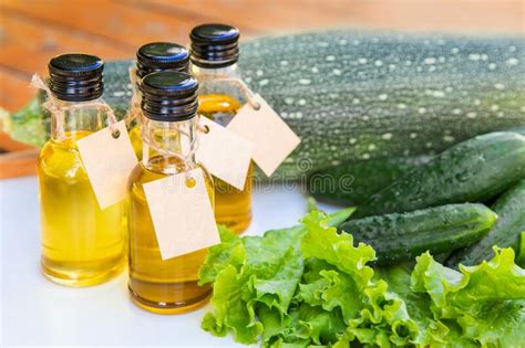 Quatro Tipos De óleo Vegetal Em Pequenas Garrafas Etiquetas De