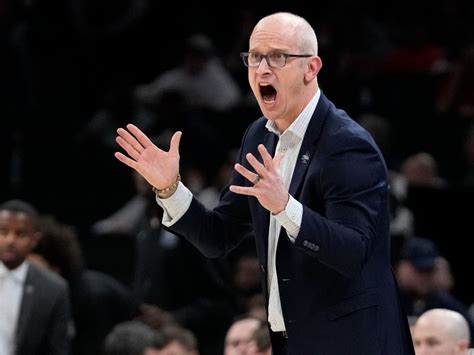 UConn S Hurley Turns Down 70 Million Offer To Coach Lakers Los