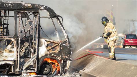 Ao Menos Nibus E Um Trem S O Incendiados Ap S Morte De L Der Da