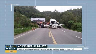 Bom Dia Santa Catarina Quatro caminhões tombam na BR 470 em pouco