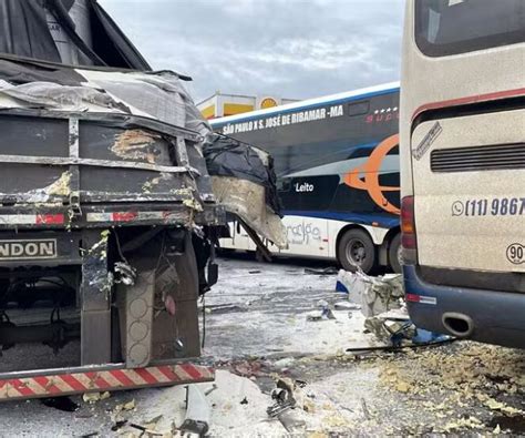 Notícias Ônibus invade posto de combustíveis bate em caminhão