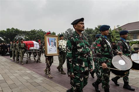 Foto Pemakaman Mantan Kepala Bnpb Letjen Tni Purn Doni Monardo Di Tmp