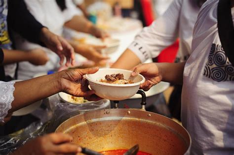 Los Voluntarios Proporcionan La Comida Para Los Mendigos Alimentaci N