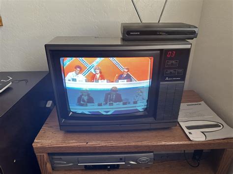 1986 Mitsubishi Tv With Magnavox Dtv Converter Box Rcrt