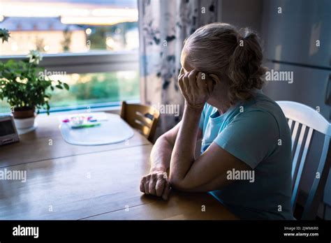 Mujer Anciana Triste Deprimida Anciana Solitaria Con Alzheimer