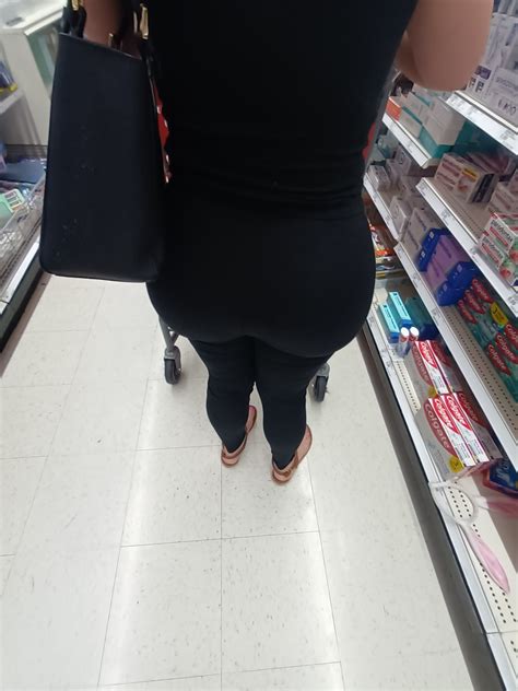 GIANT ASS LATINA IN LEGGINGS Up Close VPL Spandex Leggings Yoga Pants Forum