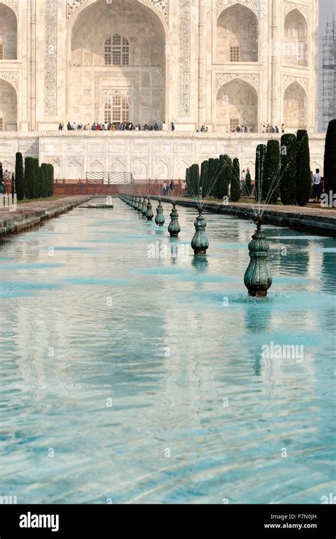 Water fountain row at taj mahal hi-res stock photography and images - Alamy