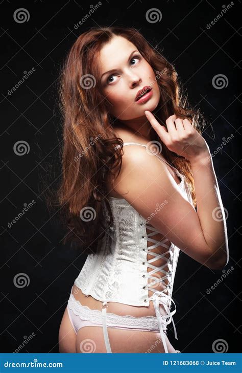 Belle Jeune Femme De Attirance Dans La Lingerie Sexy Photo Stock