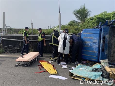 小貨車擦撞電線桿側翻 車頭嚴重毀損「乘客骨折受困」消防急救援 Ettoday社會新聞 Ettoday新聞雲