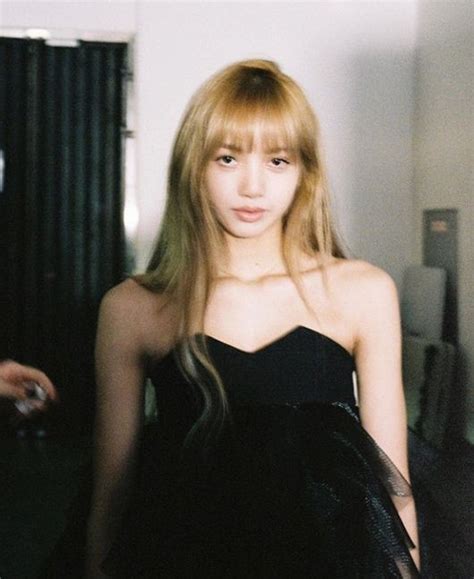 Blackpink リサ、鎖骨を大胆露出したセクシーな写真を公開バービー人形のような美しさ Kstyle