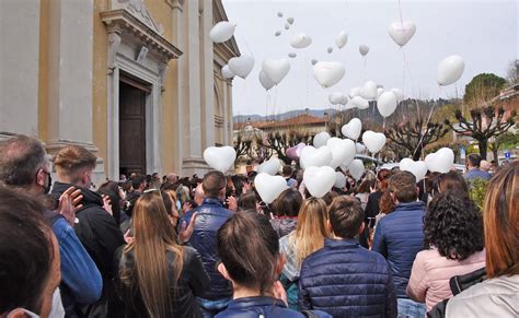 Trescore Schiacciata Dal Cancello Rose E Palloncini Bianchi Ai