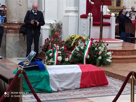 Dolore Ai Funerali Del Pilota Precipitato A Trapani La Sua Una Vita