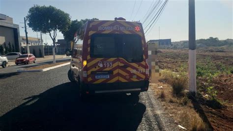 Mulher fica ferida após colidir moto na traseira de um carro em