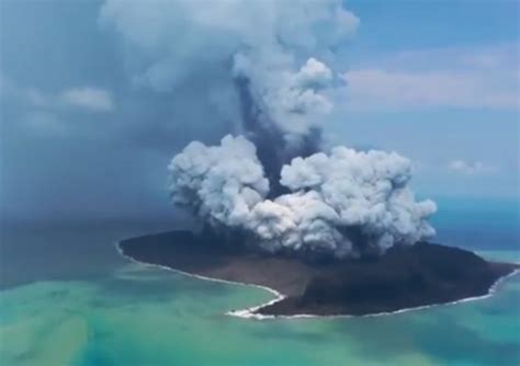 Un tsunami afectó a Tonga tras una gigantesca erupción volcánica en el