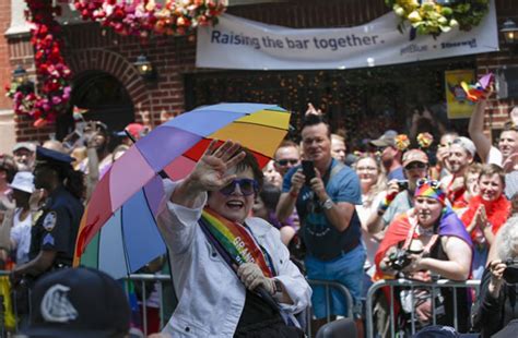 A Todo Color Y Baile Decenas De Miles Celebran El Orgullo Gay En Nueva