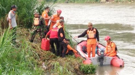 Pria Di Blitar Hanyut Terbawa Arus Saat Cari Ikan Di Sungai Brantas