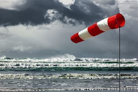 Alerte météo vigilance jaune vagues submersion marine et vent violent