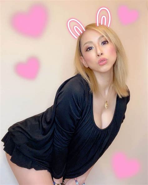 北川エリカさんのインスタグラム写真 北川エリカinstagram「 ⁃͈💋⁃͈ｳﾌﾝ💕 この服ママのお古w 何着よーって服あさって