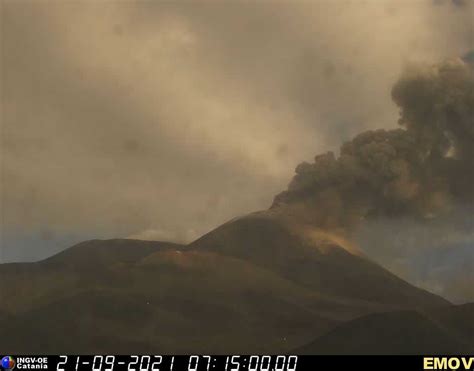 Etna Nuova Eruzione In Corso Boati E Fontana Di Lava Al Cratere Di