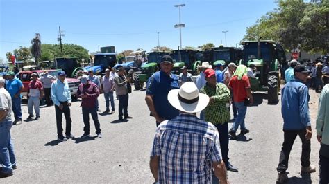 Fotos Productores Bloquean Con Sus Unidades Los Accesos A Pemex En