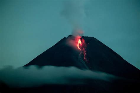 Premium Photo | The eruption of merapi mountain 21 januari 2021