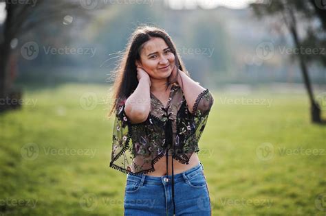 Bonita Chica Modelo Latina De Ecuador Usa Jeans Posados En La Calle 10494643 Foto De Stock En