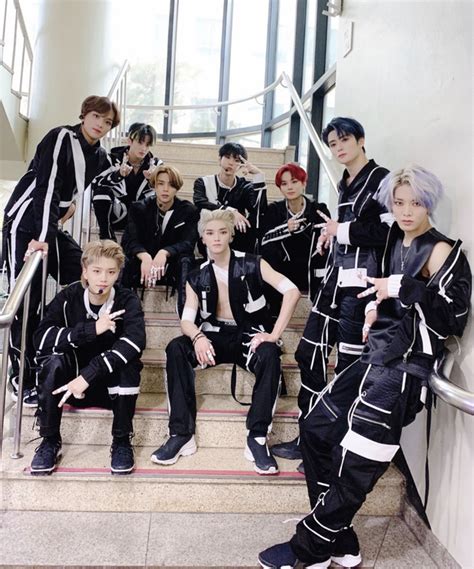 Top 30 nhóm nhạc nam hot nhất tháng 5 BTS giữ ngôi vương tròn 2 năm EXO bất ngờ bị đàn em kém