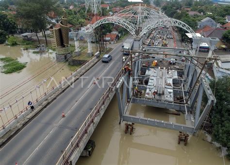 PROGRES PERBAIKAN JEMBATAN PANTURA YANG AMBLES ANTARA Foto