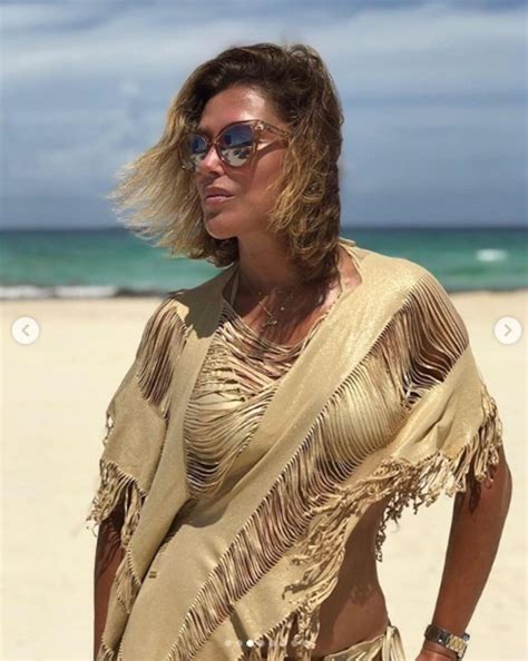 Con un bronceado espectacular Carolina Arregui posa en bikini a sus años y se llena de halagos