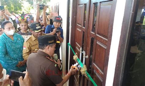 Kajati Papua Barat Resmikan Rumah Restorative Justice Di Teluk Bintuni