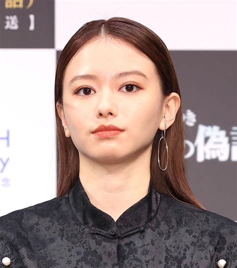 山本舞香、大胆ドレスで美ボディあらわ「色っぽ」「腕ほっそ」「美人すぎる」と絶賛 スポーツ報知