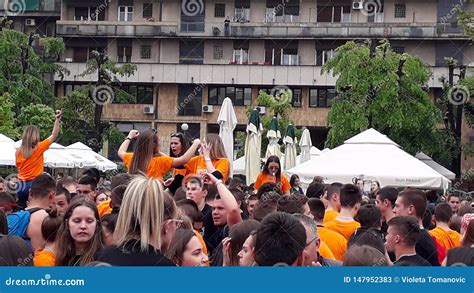 Dan A Comemorando Tradicionalmente A Extremidade Da Escola Alta