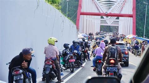 Momen Hari Raya Idul Fitri Jembatan Gladag Perak Lumajang Jadi Spot